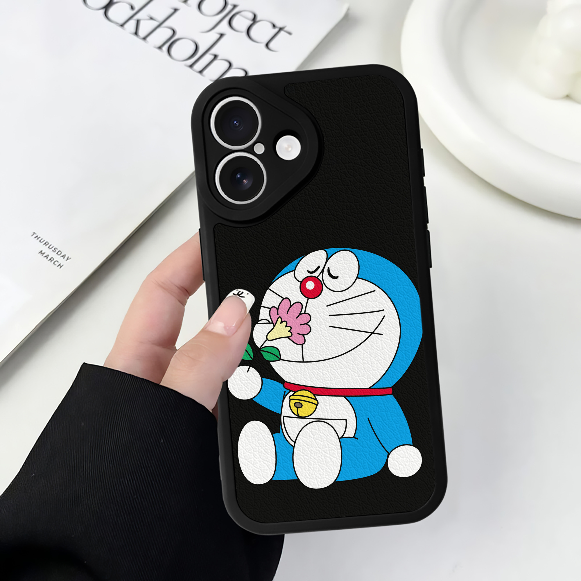 （画像用） ドラえもん Doraemon 【iPhone 16シリーズ対応】シリコンスマホケース（レザー調） 材質：シリコン